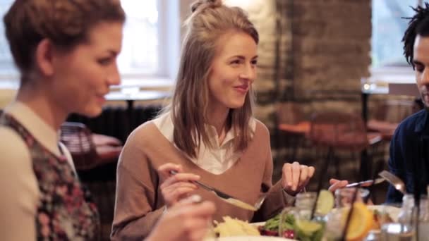 Amigos felices comiendo y bebiendo en el restaurante — Vídeos de Stock