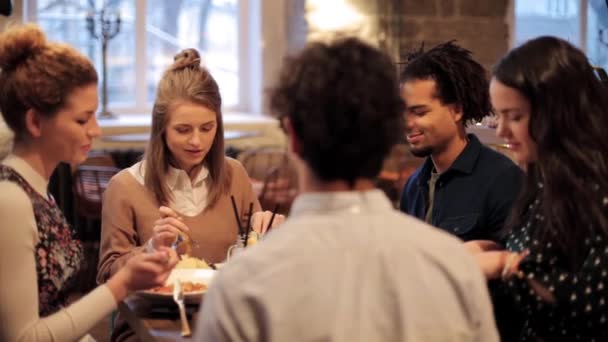 Ευτυχείς φίλοι τρώγοντας και πίνοντας στο εστιατόριο — Αρχείο Βίντεο
