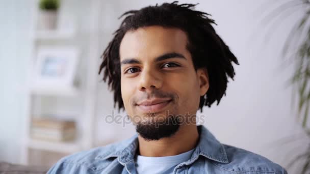 Gesicht eines glücklich lächelnden Afroamerikaners zu Hause — Stockvideo