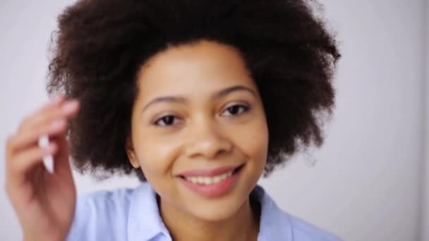 Felice sorridente afro americano giovane donna faccia — Video Stock