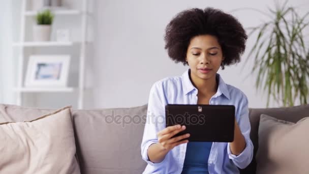 Gelukkig vrouw met tablet pc en creditcard thuis — Stockvideo