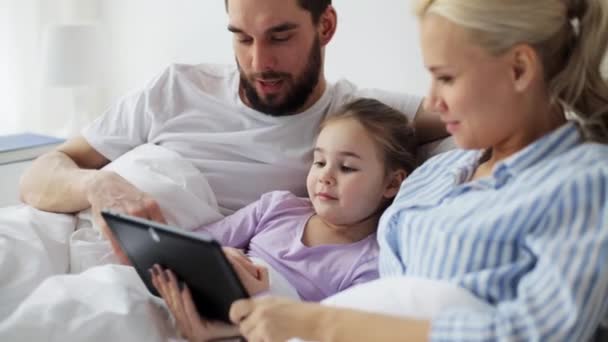 Lycklig familj med TabletPC i sängen hemma — Stockvideo