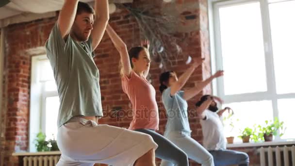 Így jóga gyakorlatok az edzőteremben emberek csoportja — Stock videók
