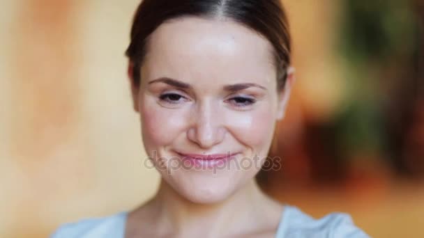 Gesicht einer glücklich lächelnden jungen Frau — Stockvideo