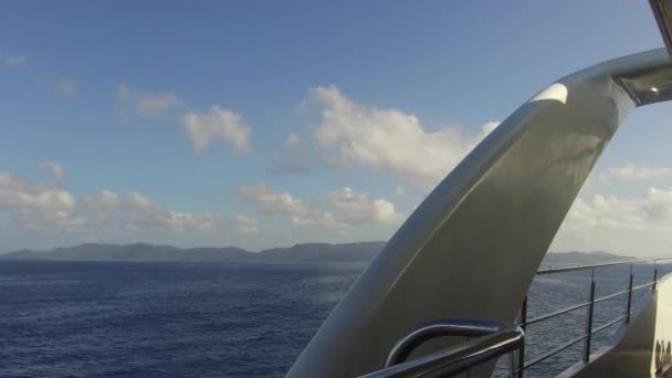 Barco navegando no oceano indiano — Vídeo de Stock