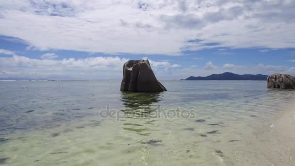 Playa de la isla africana en el océano Índico — Vídeos de Stock