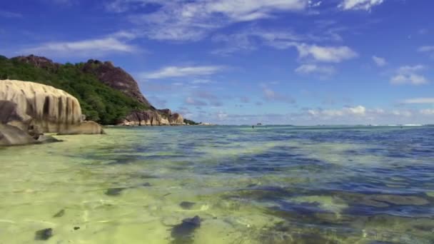 Playa de la isla africana en el océano Índico — Vídeos de Stock