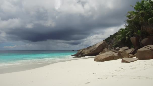Playa de la isla africana en el océano Índico — Vídeos de Stock