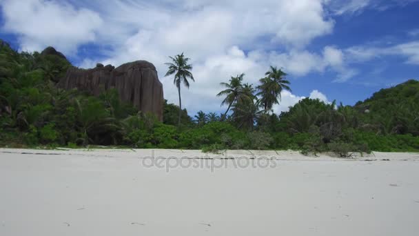 Playa de la isla africana en el océano Índico — Vídeos de Stock