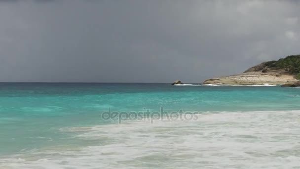 Playa de la isla africana en el océano Índico — Vídeo de stock