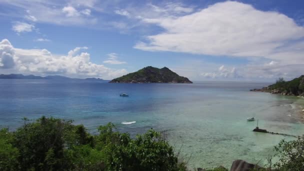 Afrykańska wyspa plaża w ocean indyjski — Wideo stockowe
