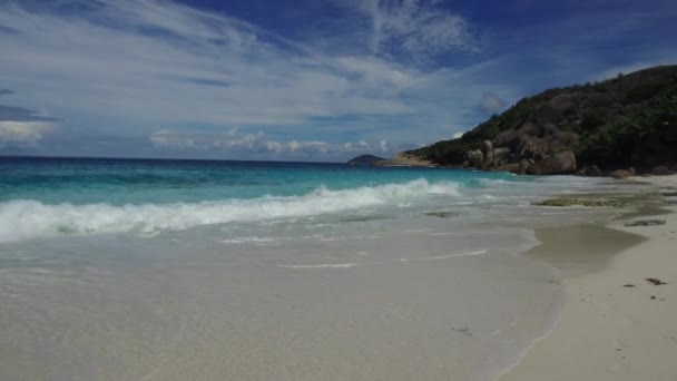 Praia da ilha africana no oceano indiano — Vídeo de Stock