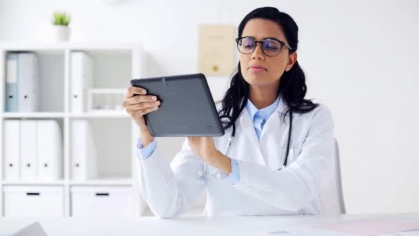 Female doctor with tablet pc at hospital — Stock Video