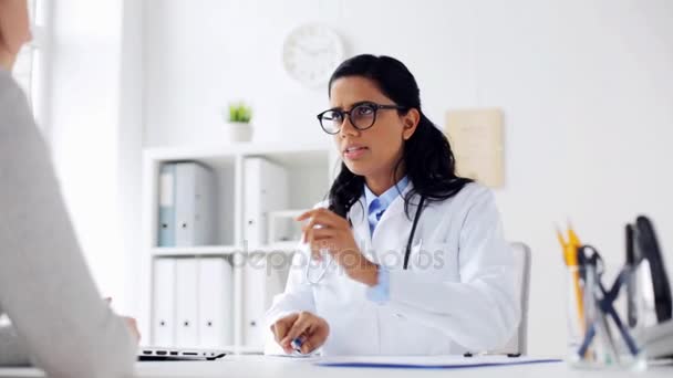 Doctor with clipboard and laptop and woman — Stock Video