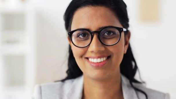 Cara de joven feliz sonriente en gafas — Vídeo de stock