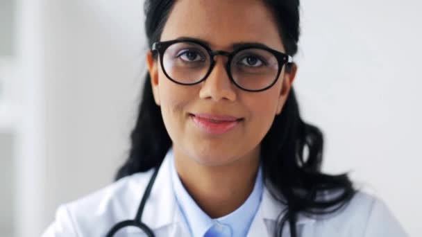 Visage de sourire heureux jeune médecin dans des lunettes — Video