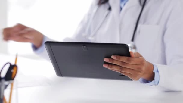 Врач с планшетным ПК и документами в больнице — стоковое видео