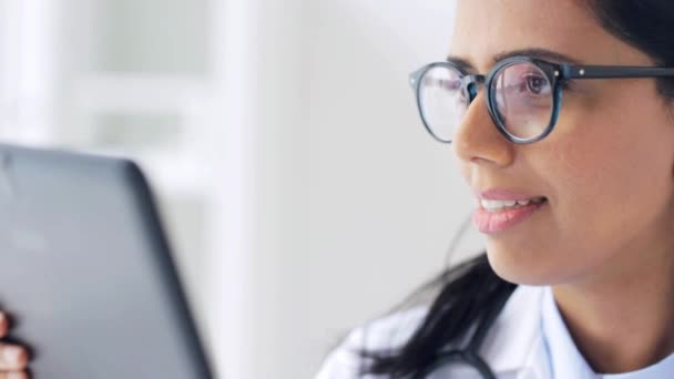 Doctora con tableta pc en el hospital — Vídeo de stock