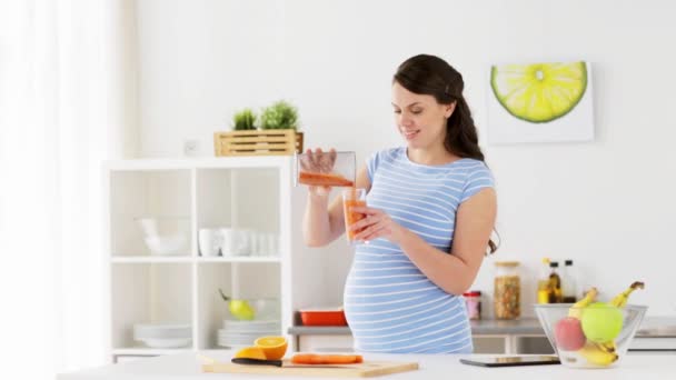 Femme enceinte boire smoothie aux fruits à la maison — Video