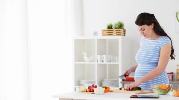 Mujer embarazada cocinando ensalada de verduras en casa — Vídeos de Stock