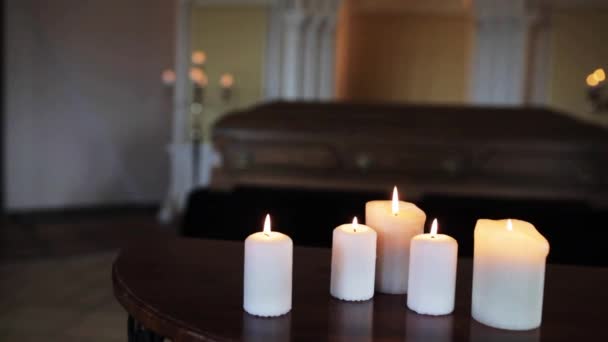 Горящие свечи и гроб в церкви на похоронах — стоковое видео