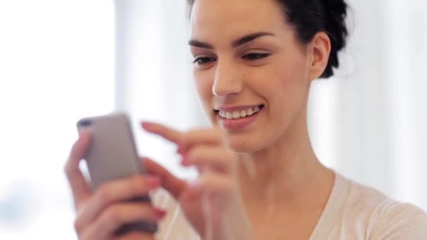 Mujer joven feliz con frenos y teléfono inteligente — Vídeos de Stock