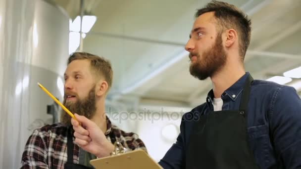 Homens com prancheta em cervejaria ou cervejaria — Vídeo de Stock