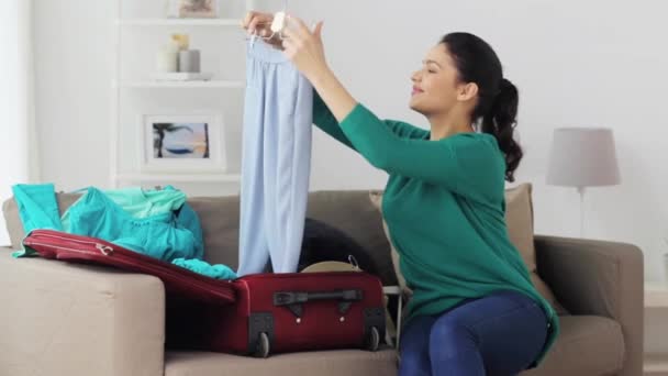 Ρούχα συσκευασίας γυναίκας να ταξιδεύουν τσάντα στο σπίτι — Αρχείο Βίντεο