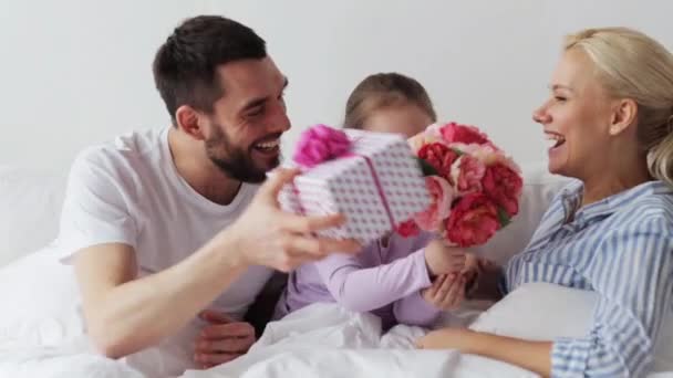 Famiglia dando fiori e regalo alla madre a letto — Video Stock