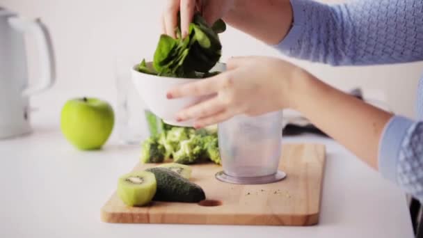 Vrouw plantaardige solide babyvoeding thuis koken — Stockvideo