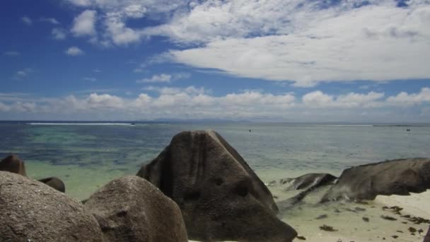 Playa de la isla africana en el océano Índico — Vídeos de Stock