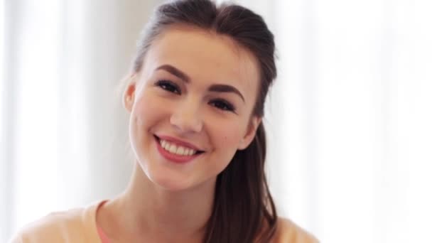 Boldog, mosolygós, fiatal nő — Stock videók