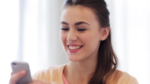 Ευτυχής χαμογελαστοί νεαρή γυναίκα με το smartphone — Αρχείο Βίντεο