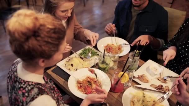 Glada vänner äta och dricka på restaurang — Stockvideo