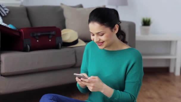 Mulher com smartphone em casa vai viajar — Vídeo de Stock