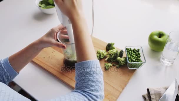 Mujer con licuadora cocina comida vegetal en casa — Vídeos de Stock