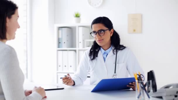 Médecin avec presse-papiers et femme à l'hôpital — Video