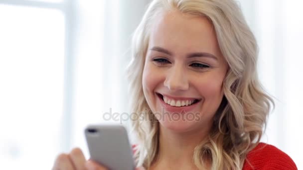 快乐微笑的年轻女子，与智能手机 — 图库视频影像