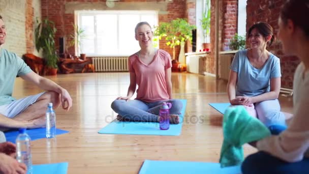 Bir grup insan spor salonunda yoga paspaslar üzerinde dinlenme — Stok video