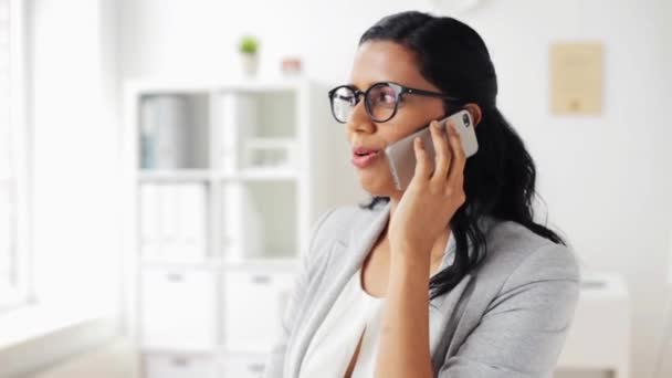 Mujer de negocios llamando en el teléfono inteligente en la oficina — Vídeos de Stock