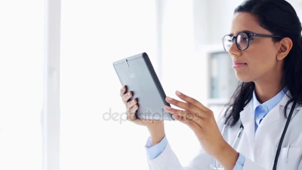 Doctora con tableta pc en el hospital — Vídeos de Stock