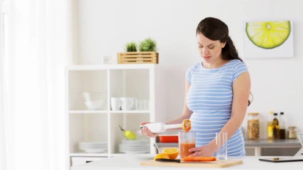 Donna incinta con frullatore che cucina frutta a casa — Video Stock
