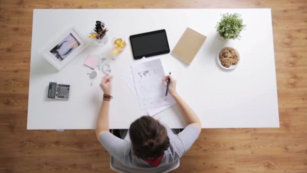 Женщина с бумагами и калькулятором в офисе — стоковое видео
