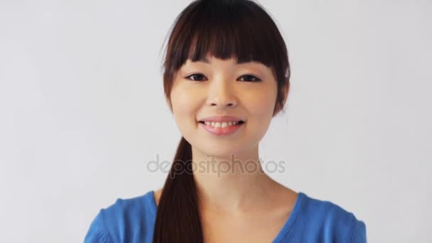 Lyckligt leende asiatisk ung kvinna — Stockvideo