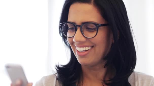 Счастливая улыбающаяся индианка со смартфоном — стоковое видео
