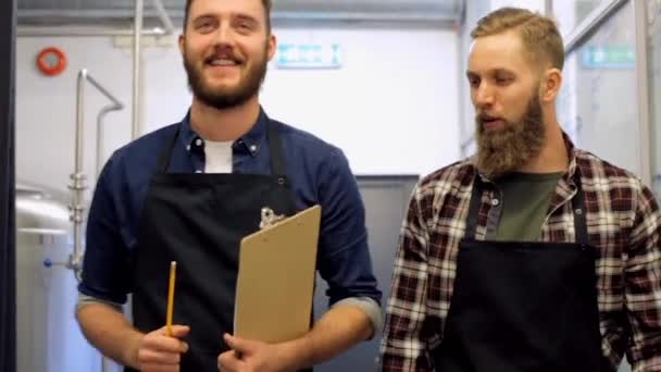 Men with clipboard at brewery or beer plant — Stock Video