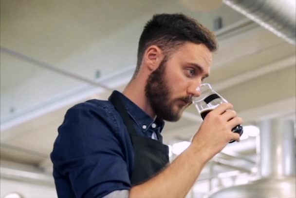 Man ruiken en testen van bier of ale in brouwerij — Stockvideo