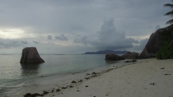 Rocas en la playa isla en el océano Índico — Vídeos de Stock