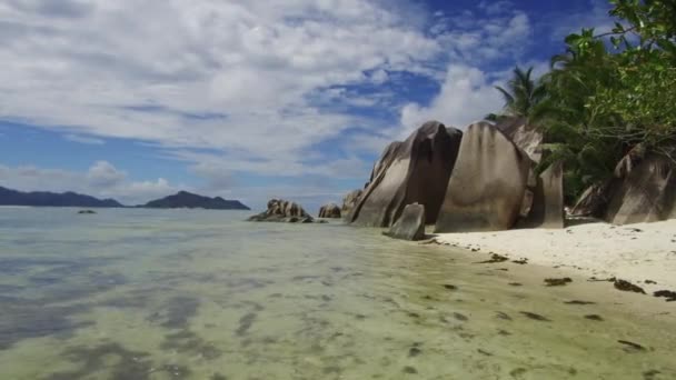 Playa isla en el océano Índico en seychelles — Vídeo de stock