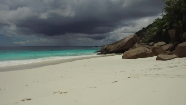 Eiland strand in de Indische Oceaan op de Seychellen — Stockvideo